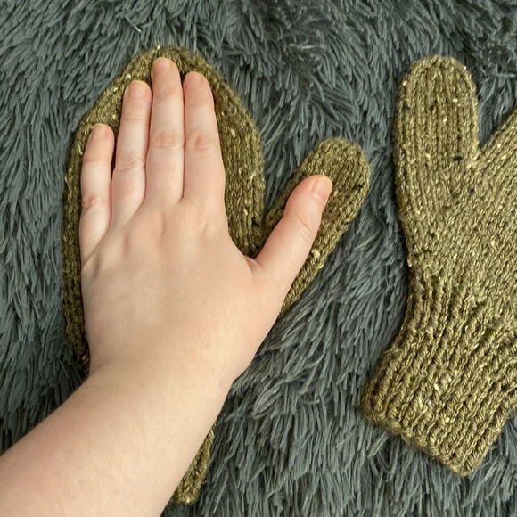 Adult Knit mittens -medium size - Picture 3 of 6